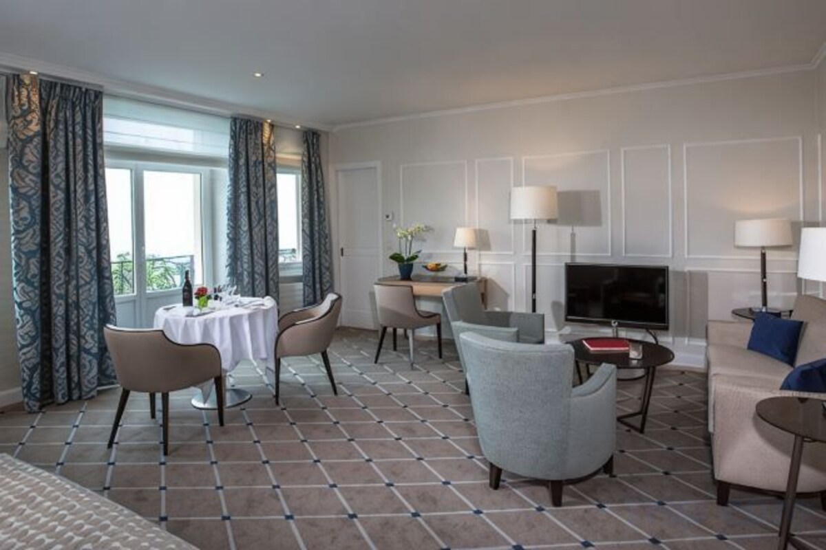 Living area | Flat-screen TV, pay movies