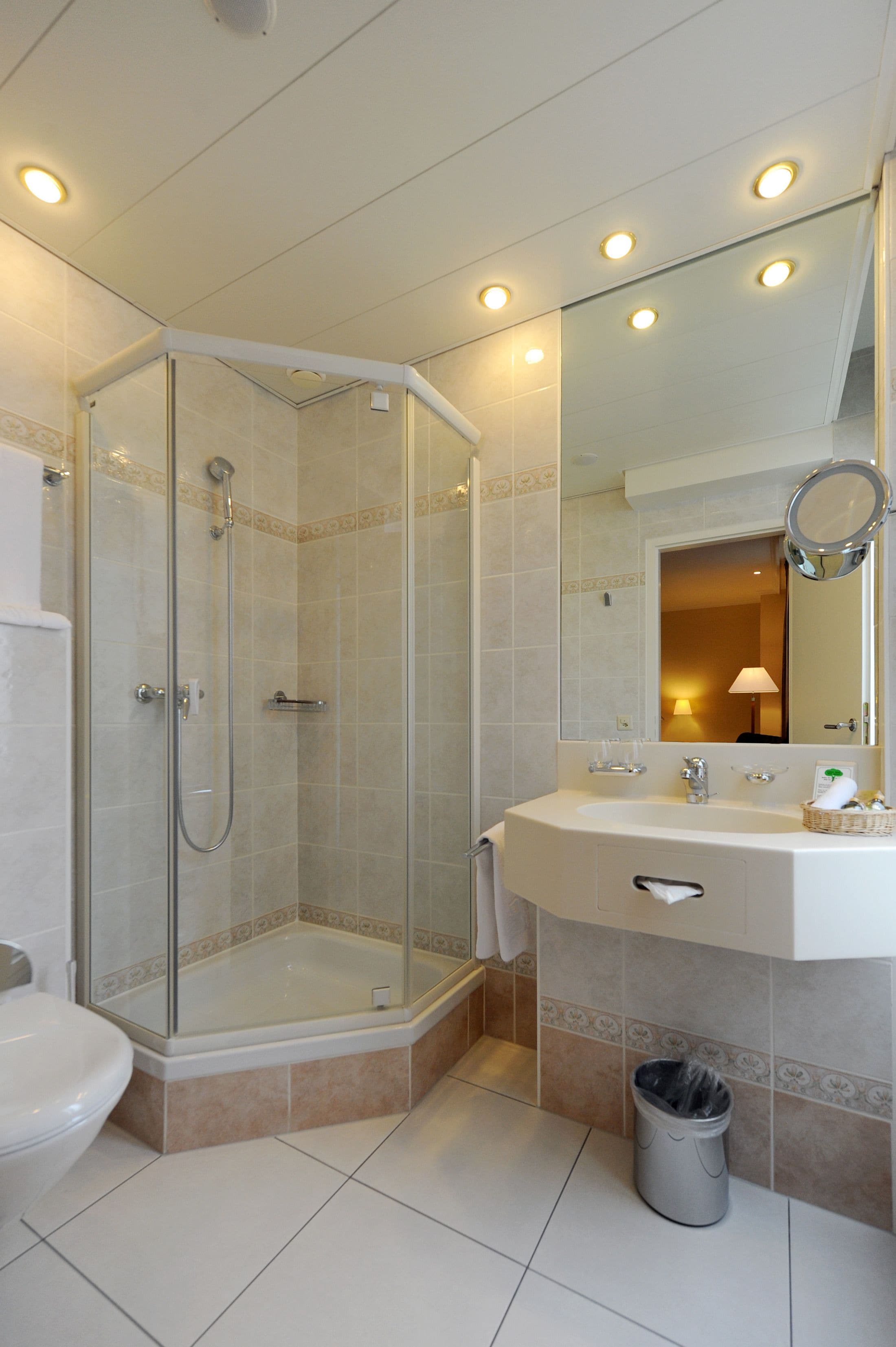 single room | bathroom | free toiletries, hair dryer, towels