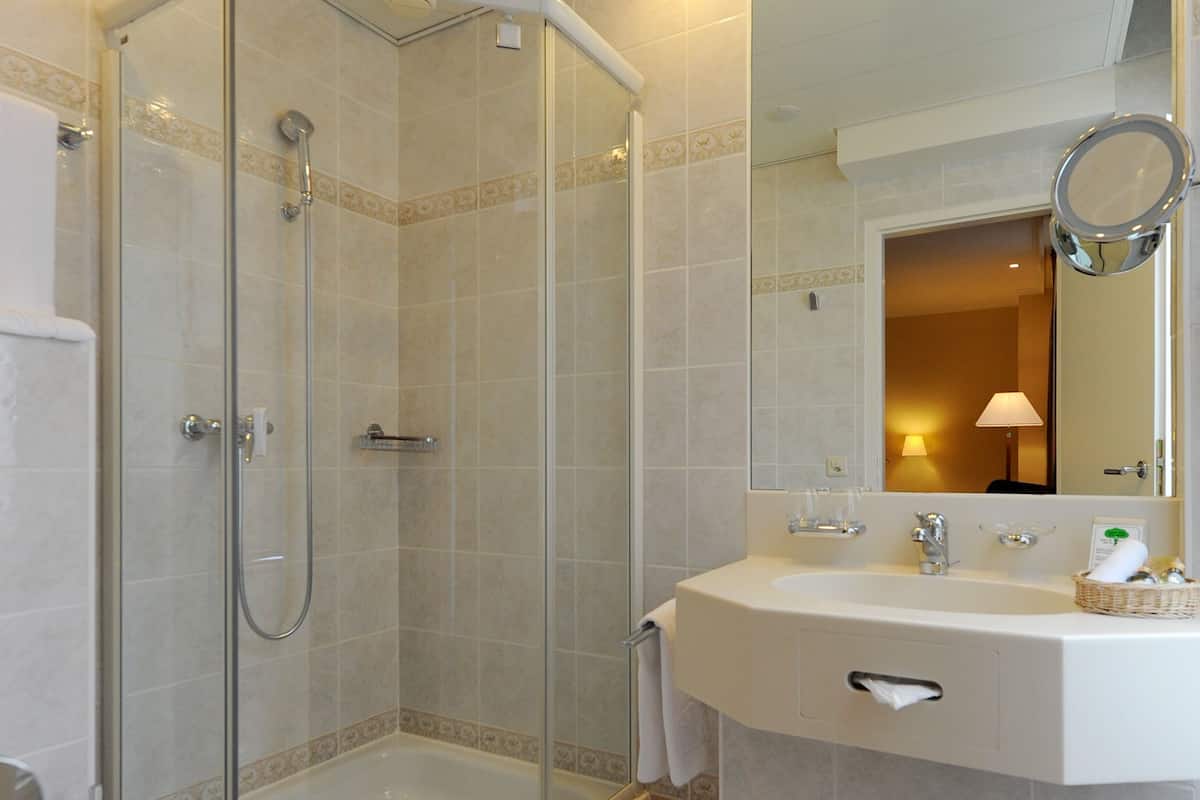 single room | bathroom | free toiletries, hair dryer, towels