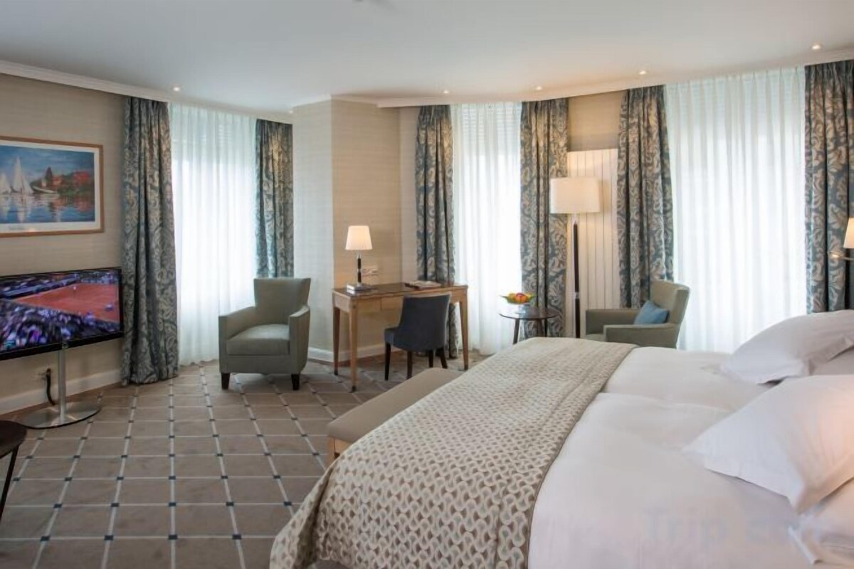 Minibar, in-room safe, soundproofing, iron/ironing board