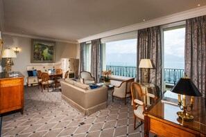 Executive Suite, Lake View | Minibar, in-room safe, soundproofing, iron/ironing board - De la Paix (Lausanne)