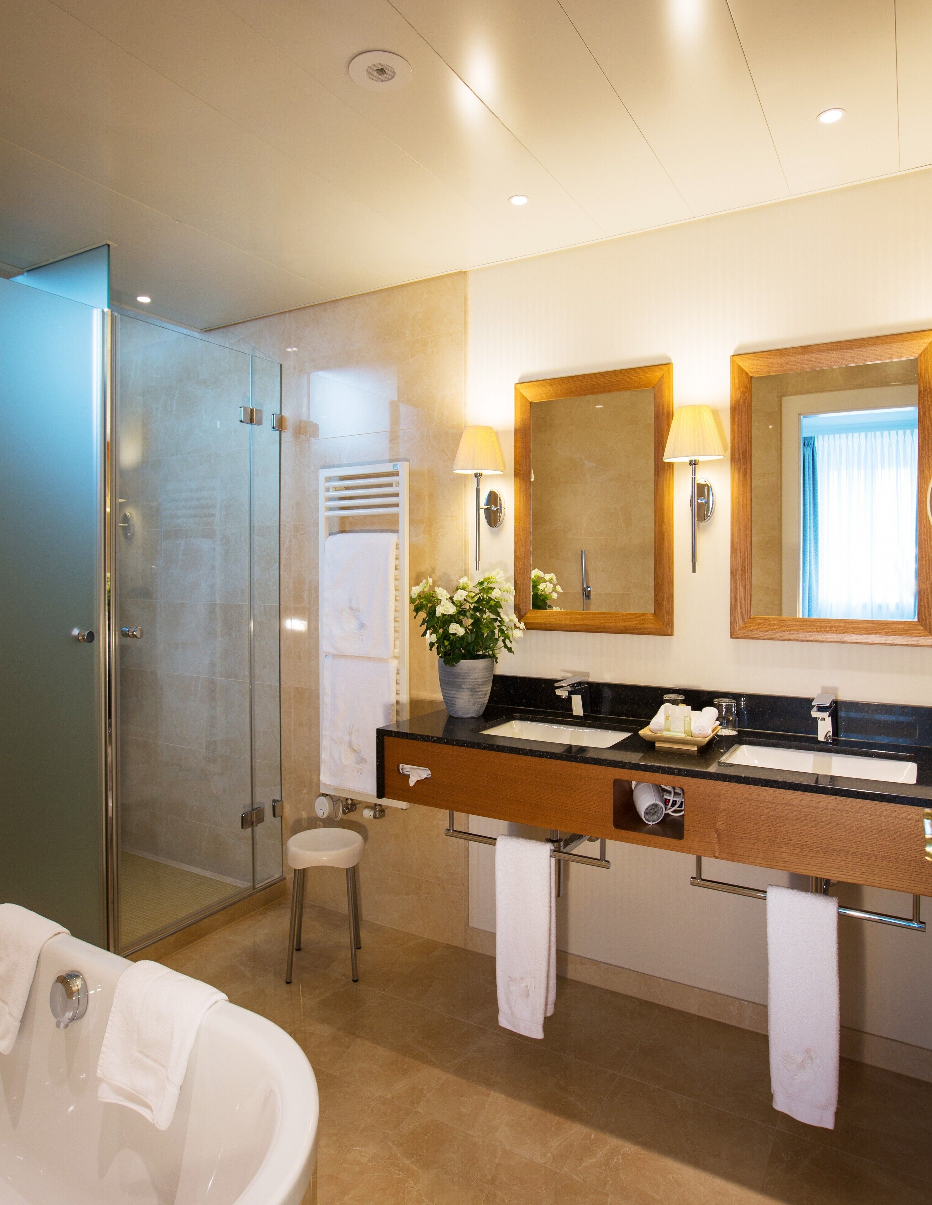 executive suite, lake view | bathroom | free toiletries, hair dryer, towels