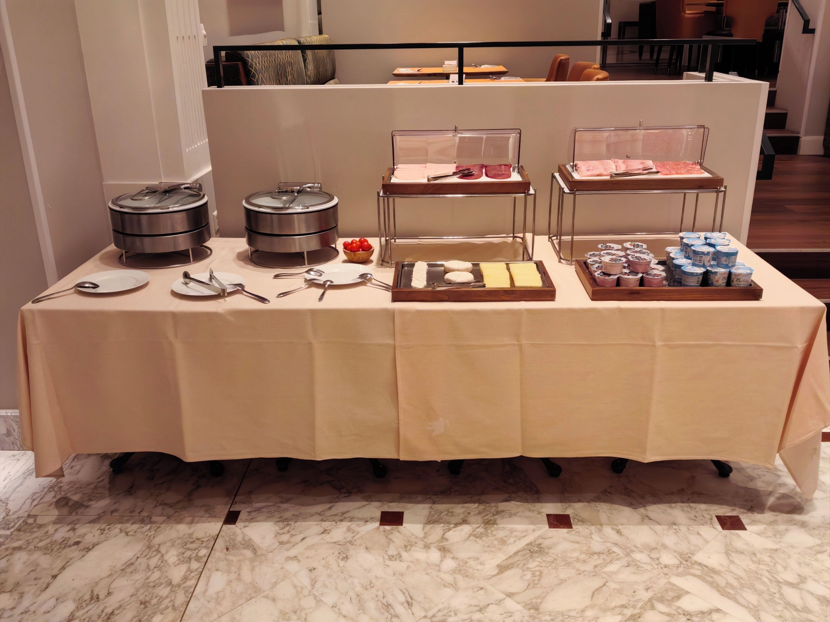 Una mesa de buffet con diferentes alimentos y utensilios.
