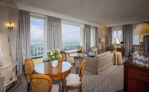 Suite ejecutiva, vista al lago | Minibar, caja de seguridad en la habitación y insonorización 