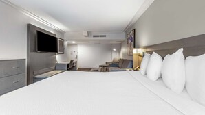 Suite, 1 Tempat Tidur King, Bebas Asap Rokok, lemari es & microwave (with Sofabed) | Seprai premium, brankas, meja kerja, dan ruang kerja ramah laptop