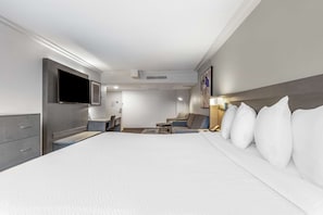 Suite, 1 très grand lit, non-fumeurs, réfrigérateur et four à micro-ondes (with Sofabed) | Literie de qualité supérieure, coffres-forts dans les chambres