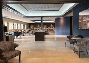 Petit déjeuner et dîner servis sur place