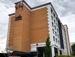 Ein Hotel mit einem gut sichtbaren 'Best Western'-Schild, einer Ziegel-Fassade und einem modernen Design mit weißen Akzenten.