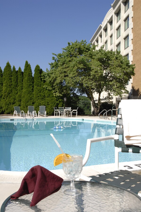 Una piscina al aire libre de temporada