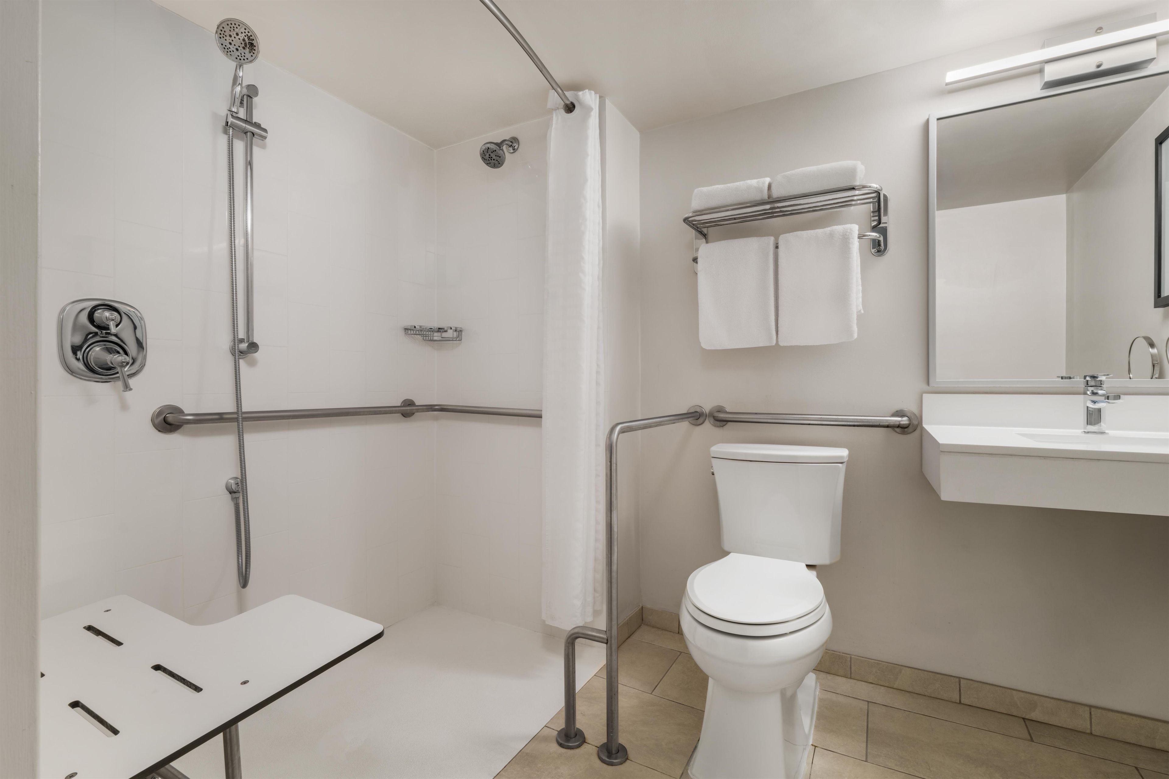 Un baño con ducha, inodoro y lavamanos.