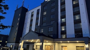 A multi-story hotel with a prominent 'Country Inn & Suites' sign, a covered entrance, and a parking area. - Country Inn & Suites by Radisson, Niagara Falls, ON (Niagara Falls)