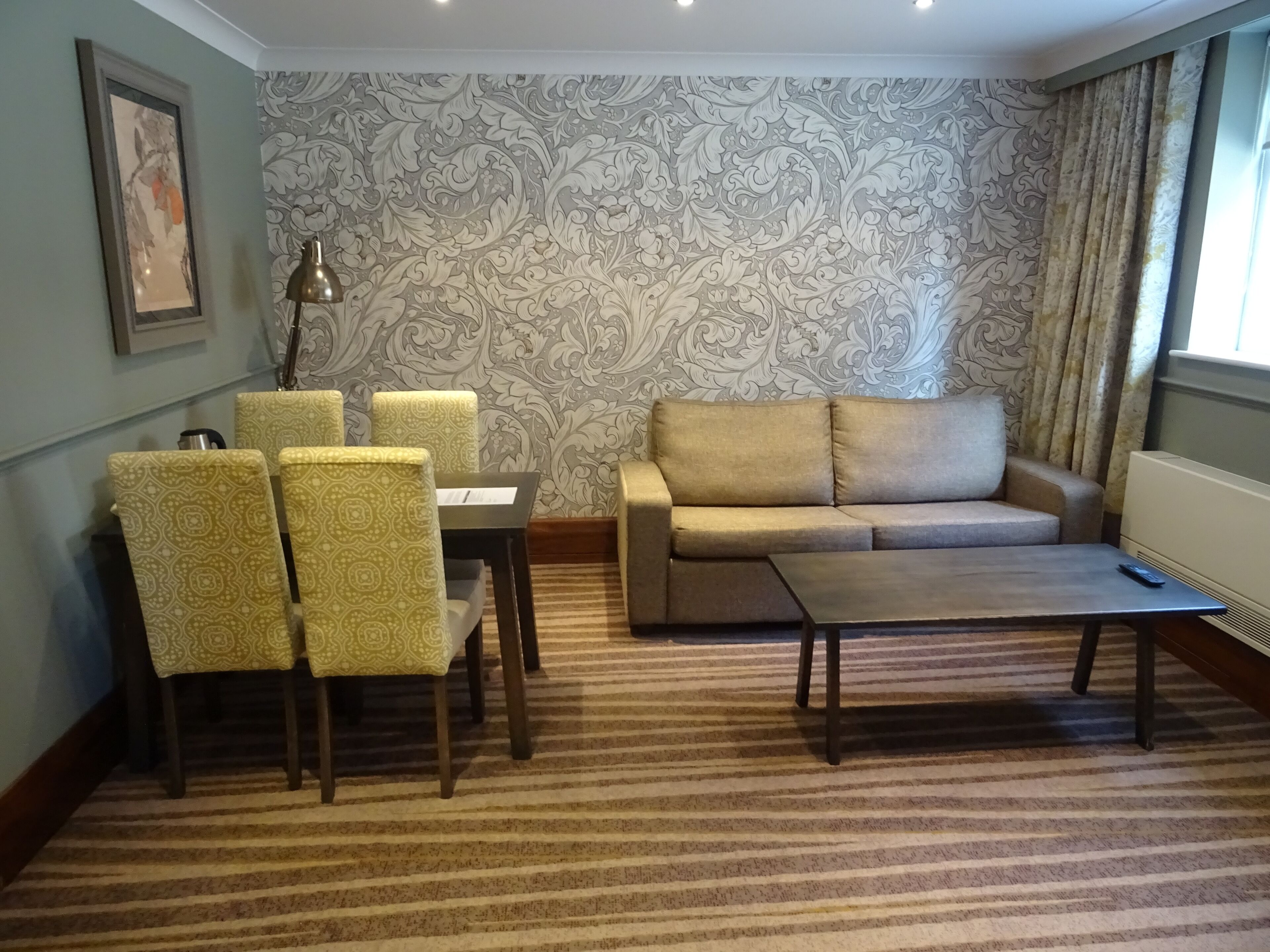 suite | living room | flat-screen tv