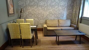 Suite | Living room | Flat-screen TV