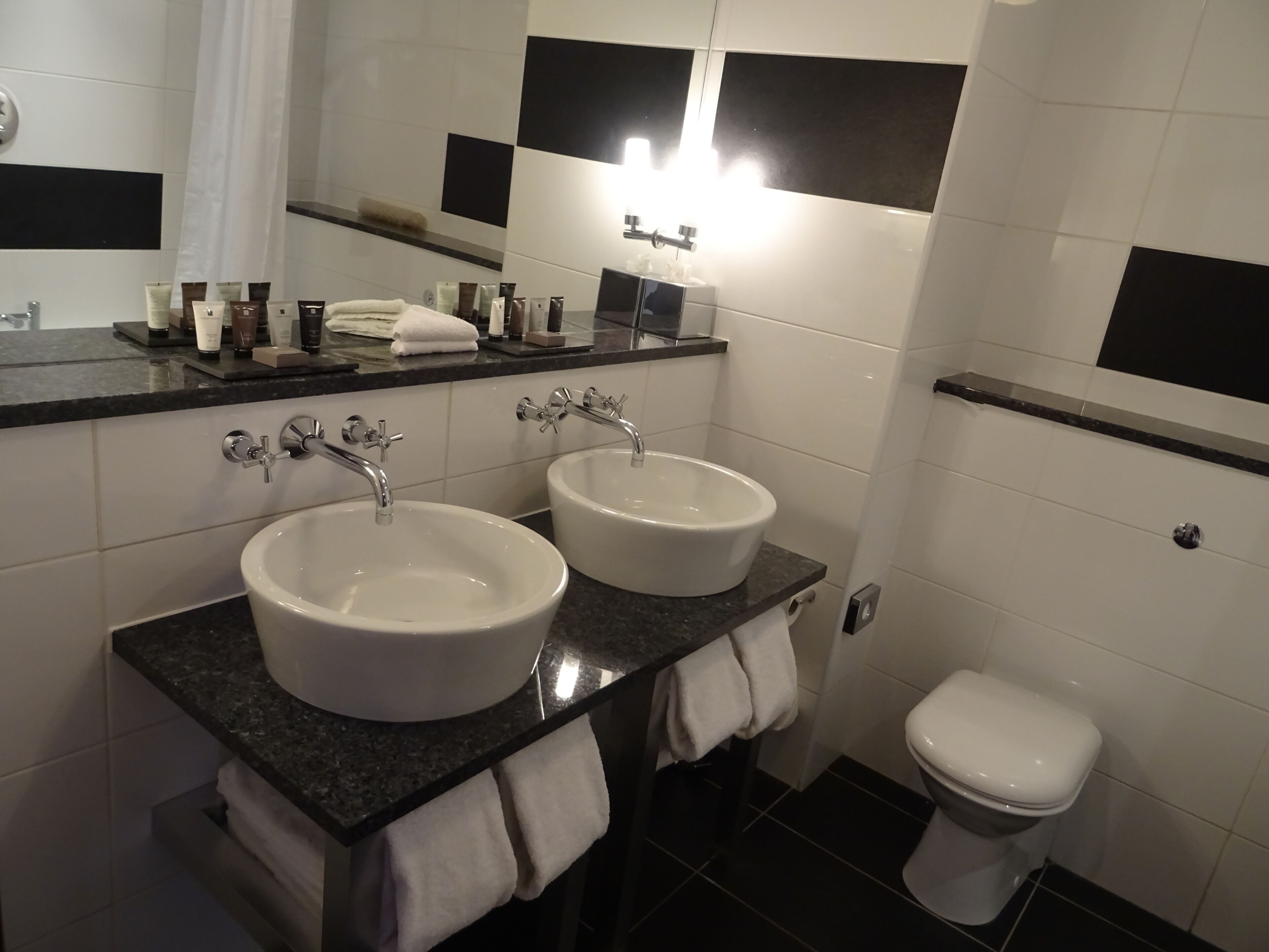 suite | bathroom | free toiletries, hair dryer, towels