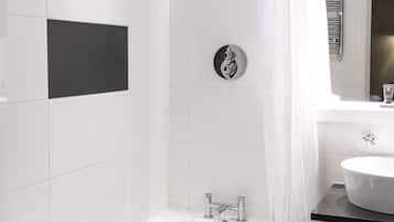 Suite junior | Baño | Amenidades de baño gratuitas, secadora de cabello, toallas