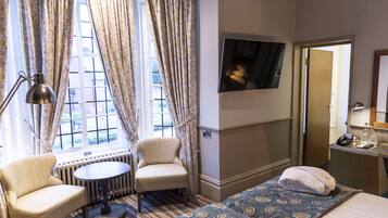Superior Double Room | In-room safe, desk, soundproofing, iron/ironing board