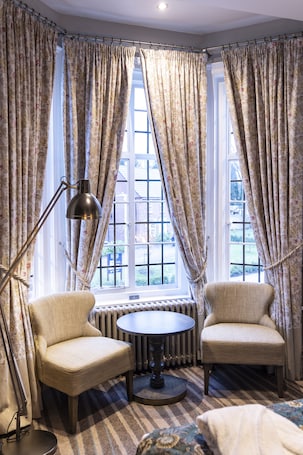 1 habitación, caja de seguridad en la habitación y escritorio