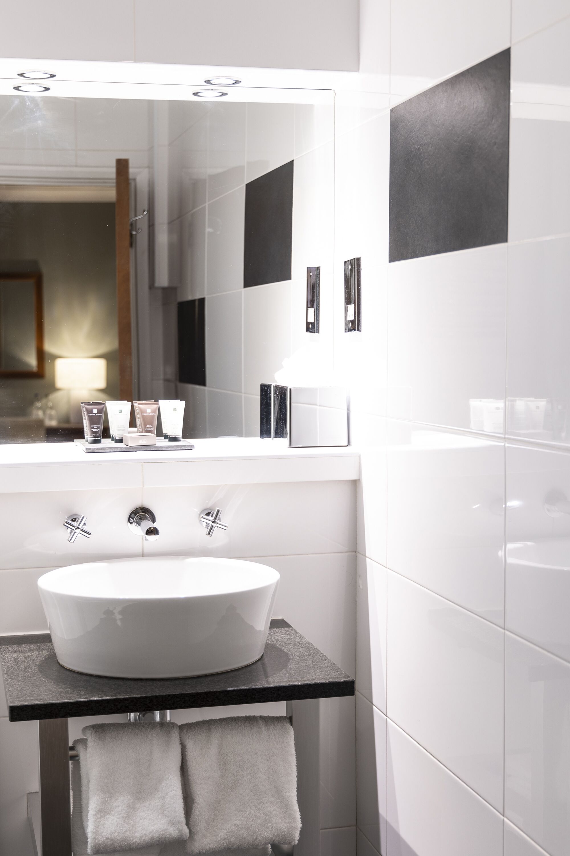 junior suite | bathroom | free toiletries, hair dryer, towels