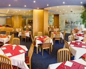 Breakfast, lunch, dinner served; international cuisine  - Hotel Bila Labut (Prague)