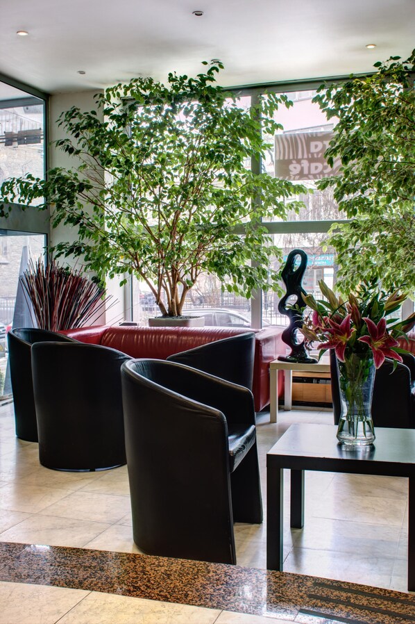 Área de estar no saguão