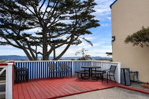 BBQ/picnic area - Bay Breeze Inn (Seaside)