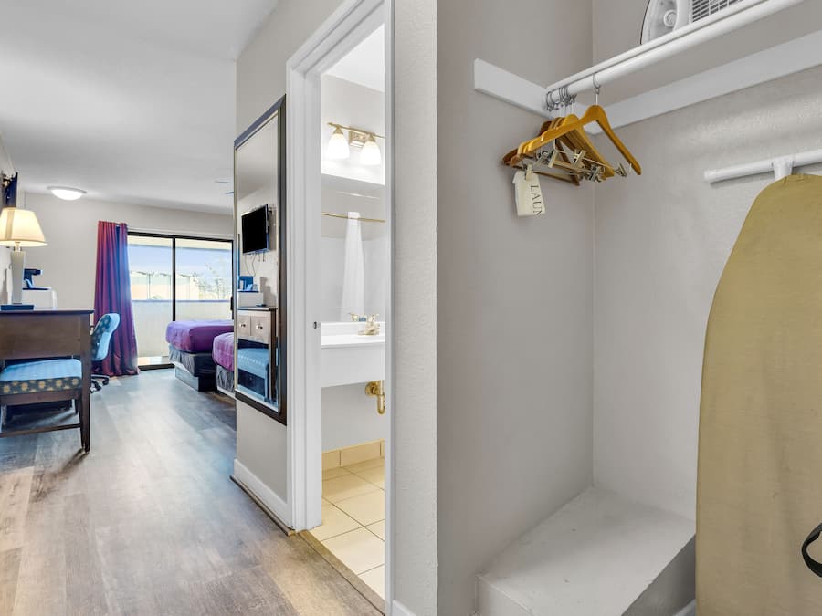 Ropa de cama de alta calidad, muebles diferentes y escritorio