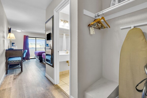 Habitación estándar, 2 camas de matrimonio, balcón | Ropa de cama de alta calidad, mobiliario individual, escritorio