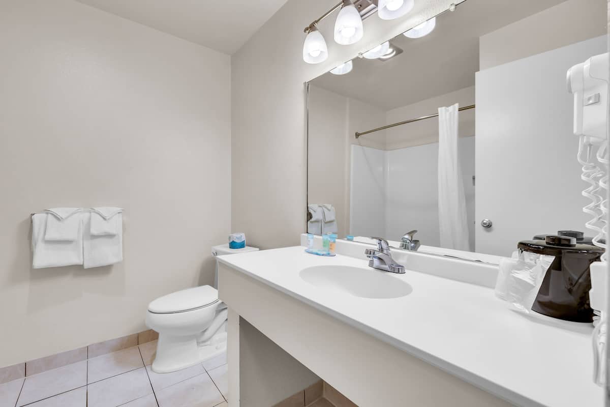 standard room, 1 king bed, balcony | 1 bedroom, premium bedding, individually furnished, desk