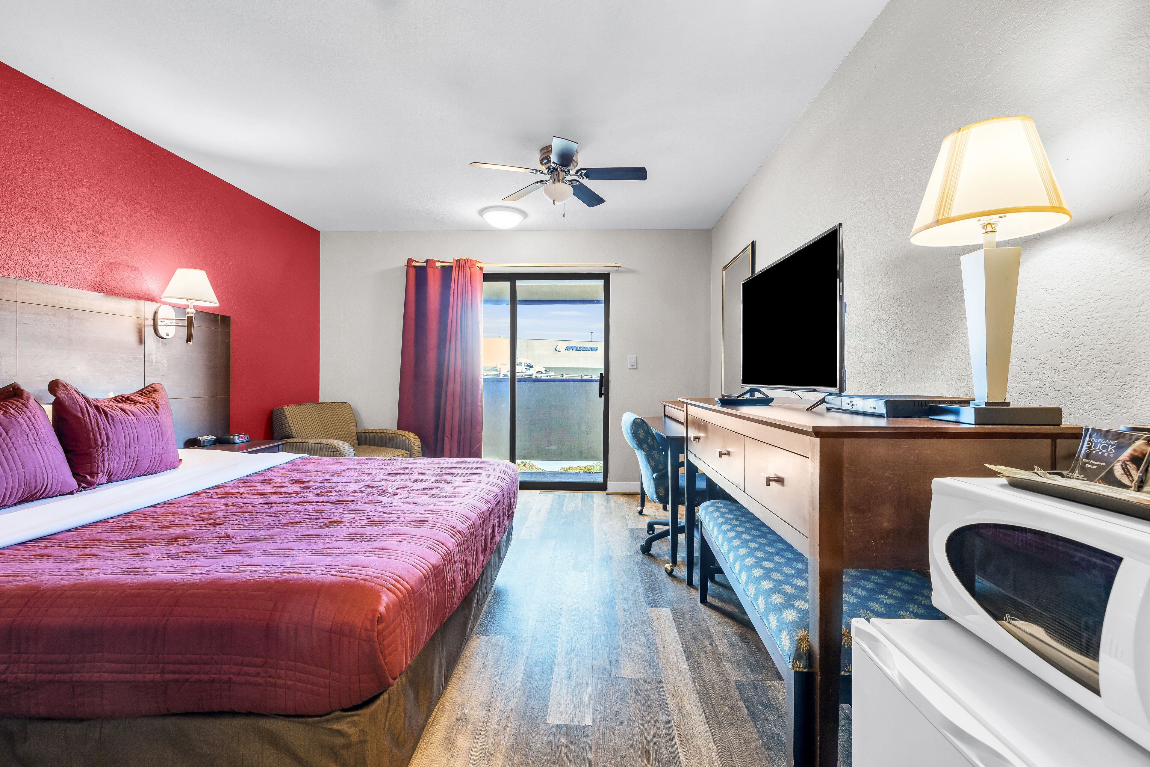 standard room, 1 king bed, balcony | 1 bedroom, premium bedding, individually furnished, desk