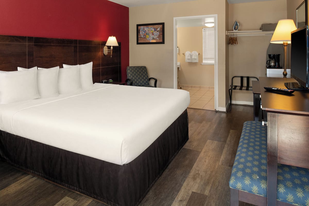 Ropa de cama de alta calidad, muebles diferentes y escritorio