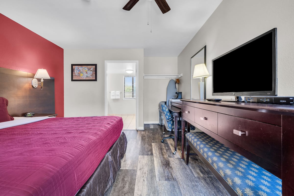Habitación estándar, 1 cama King size, con acceso para personas discapacitadas | Ropa de cama de alta calidad, muebles diferentes y escritorio