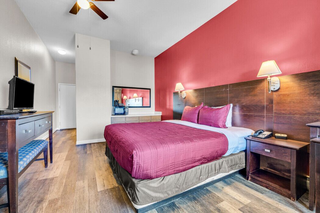 Habitación estándar, 1 cama Queen size | Ropa de cama de alta calidad, muebles diferentes y escritorio 