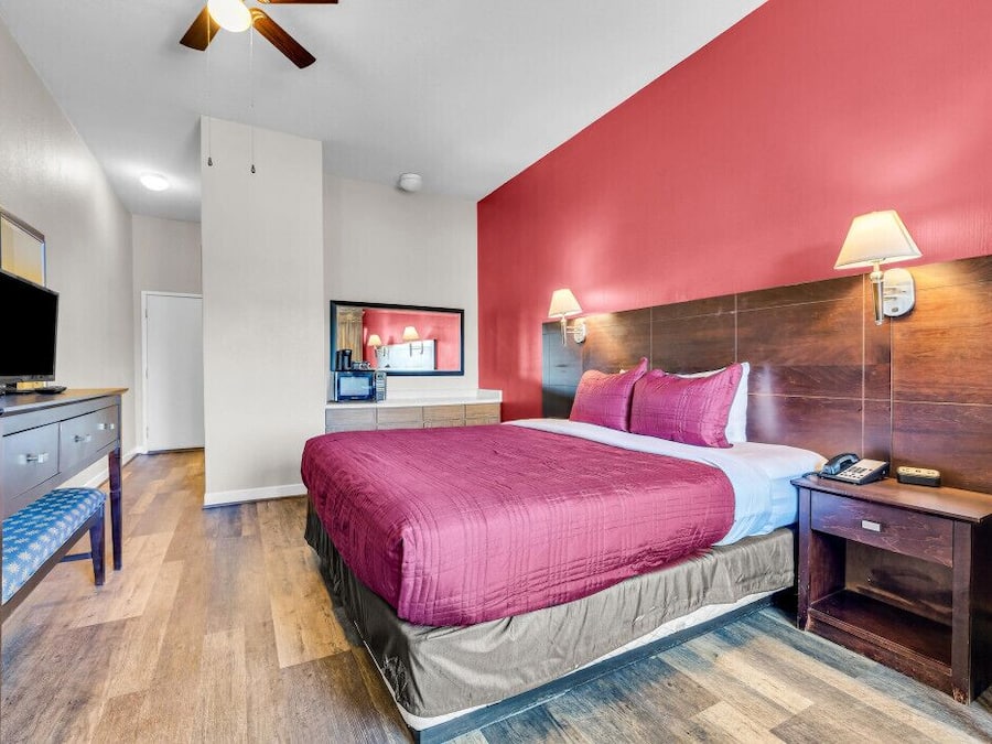 Standard-huone, 1 keskisuuri parisänky | Ylelliset vuodevaatteet, yksilöllisesti kalustettu, työpöytä