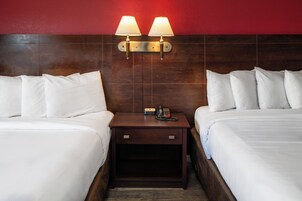 Habitación estándar, 2 camas de matrimonio | Ropa de cama de alta calidad, mobiliario individual, escritorio