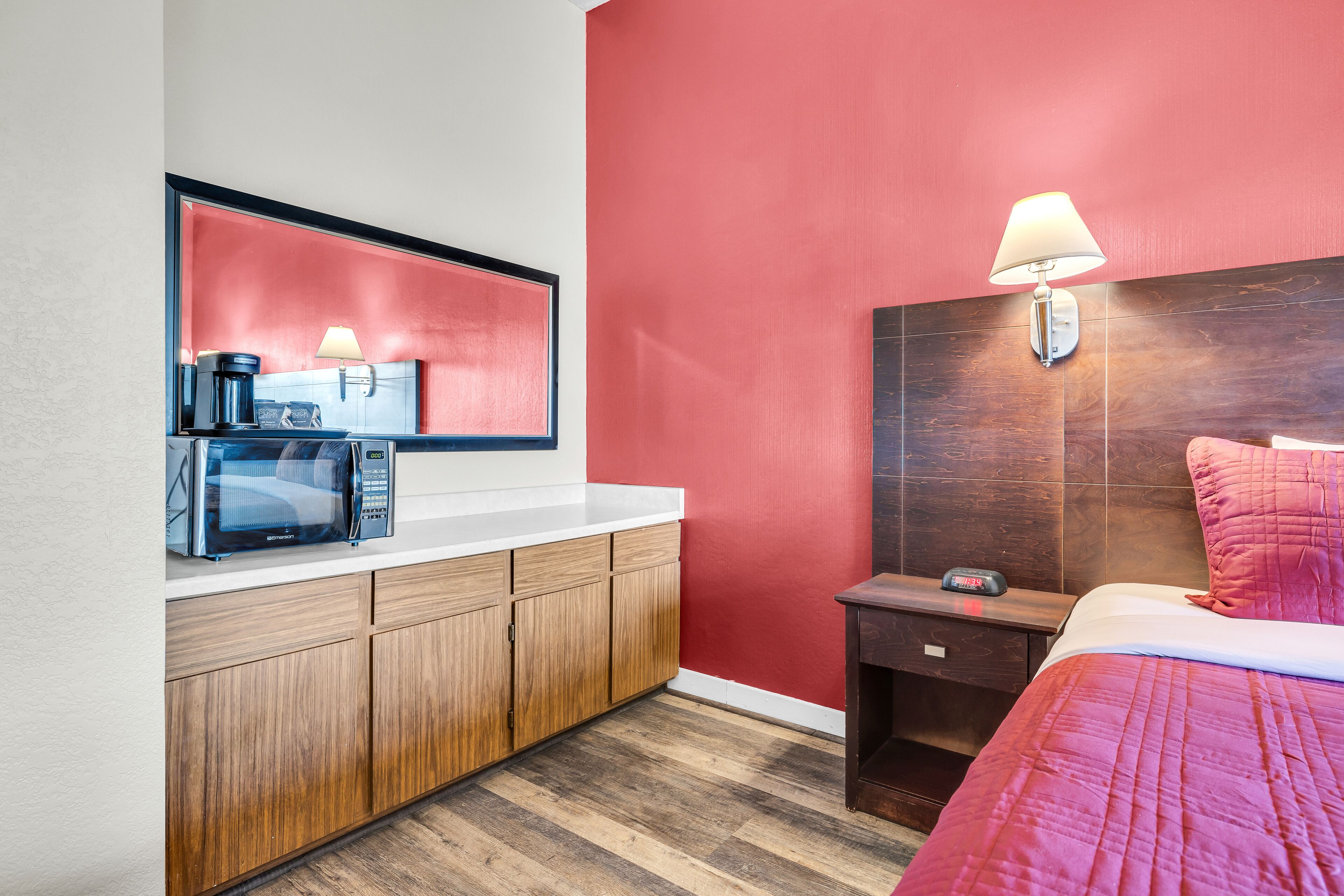 standard room, 1 king bed, fireplace | 1 bedroom, premium bedding, individually furnished, desk