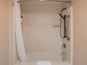Combined shower/tub, free toiletries, hair dryer, towels