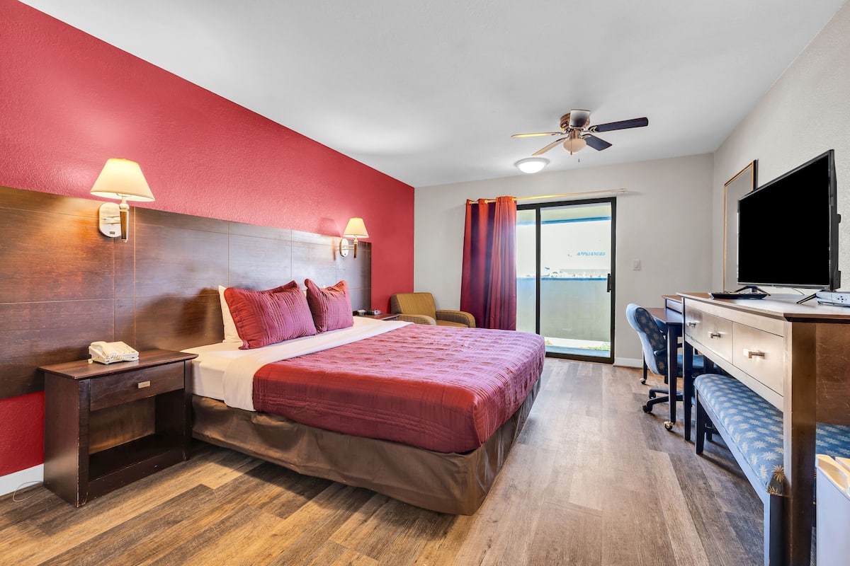 Habitación estándar, 1 cama King size, balcón | Ropa de cama de alta calidad, muebles diferentes y escritorio