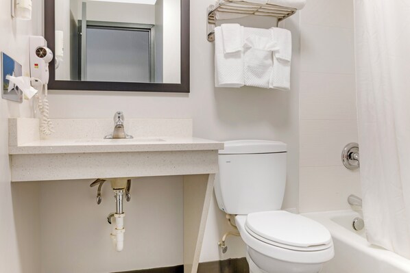 Combined shower/tub, free toiletries, hair dryer, towels