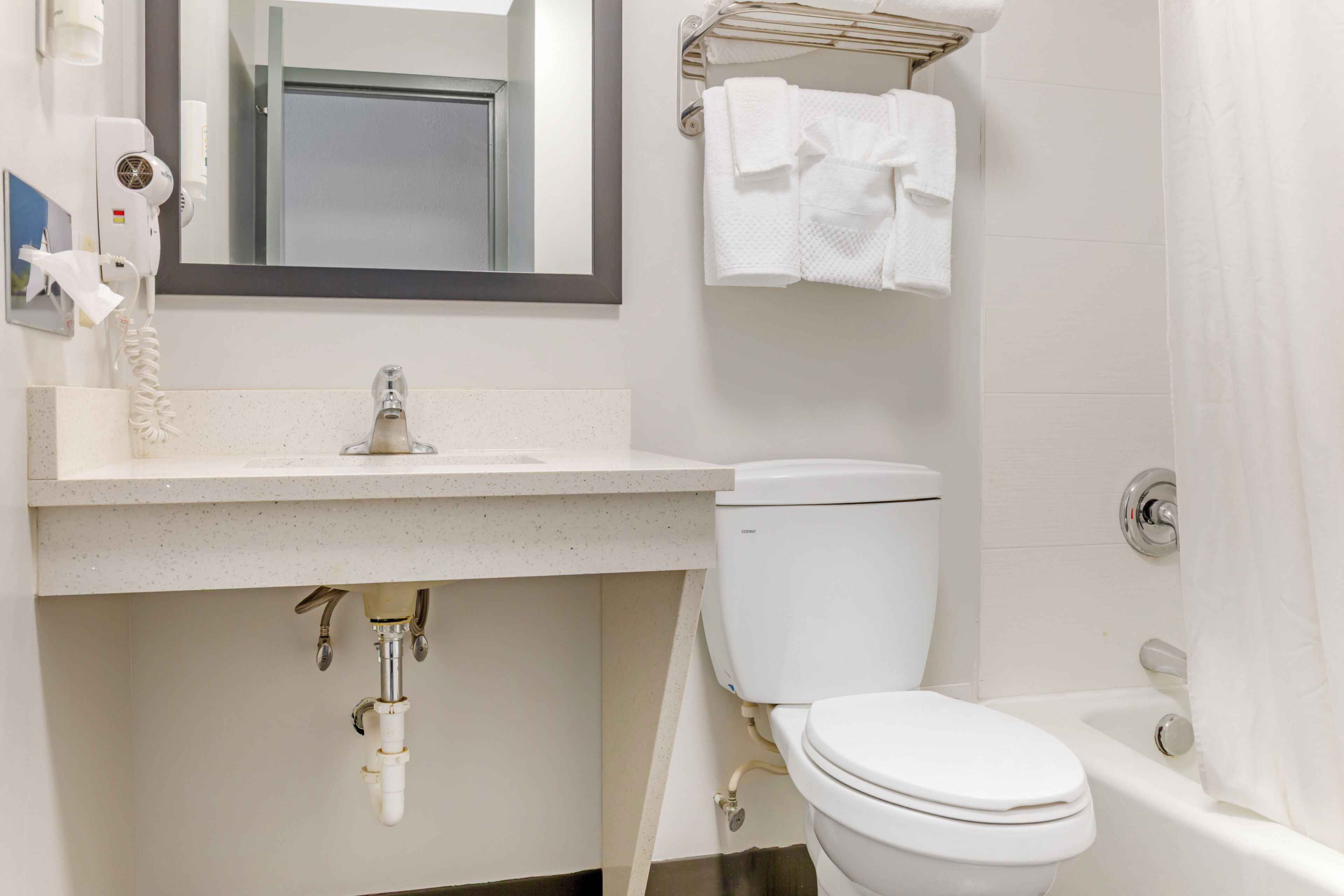 Combined shower/tub, free toiletries, hair dryer, towels