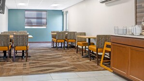 Breakfast area - Red Lion Inn & Suites Bucyrus North (Bucyrus)