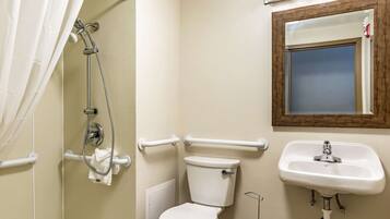 Kamar, 1 Tempat Tidur King, akses difabel, Bebas Asap Rokok (Roll-In Shower) | Kamar mandi | Kombinasi shower/bathtub dan perlengkapan mandi gratis