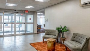Lobby - Red Lion Inn & Suites Bucyrus North (Bucyrus)