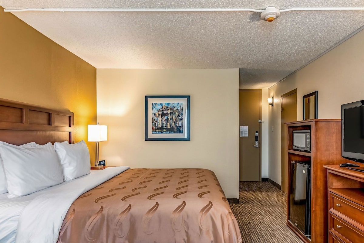 Desk, iron/ironing board, free cots/infant beds, rollaway beds