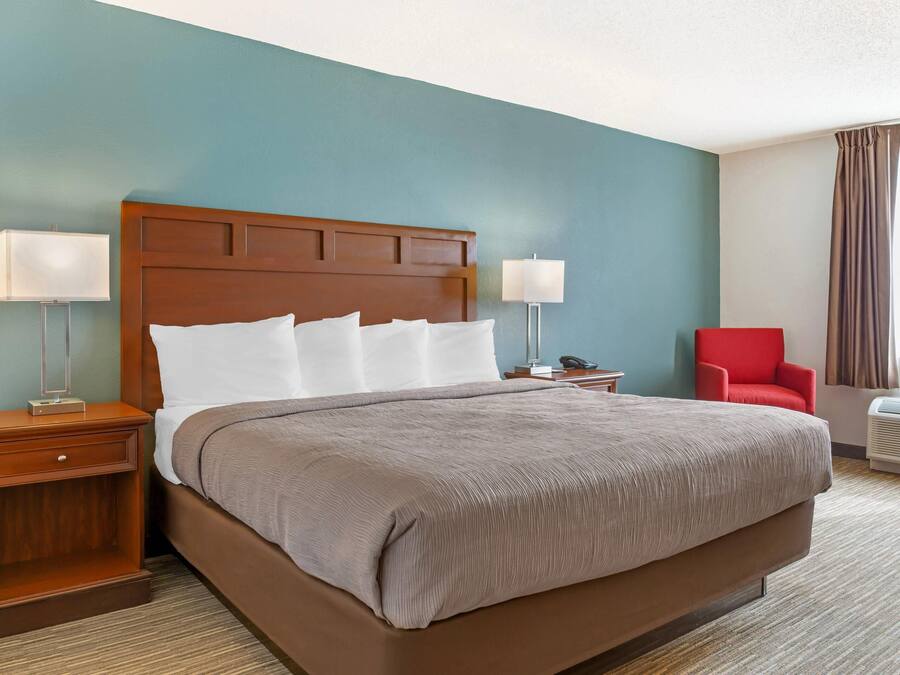 Room, 1 King Bed, Accessible, Non Smoking (Roll-In Shower) | Desk, iron/ironing board, free cots/infant beds, rollaway beds