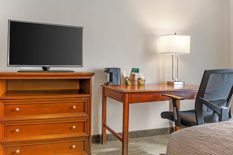 Standard Room, 2 Queen Beds, Non Smoking | Bathroom. Red Lion Inn & Suites Bucyrus North