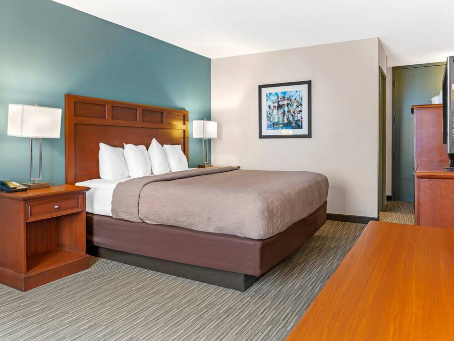 Chambre, 1 très grand lit, accessible aux personnes à mobilité réduite (Hearing Impaired) | Bureau, fer et planche à repasser, lits bébé (gratuits)