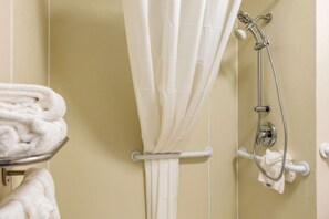 Habitación, 1 cama King size, con acceso para personas discapacitadas (Roll-In Shower) | Baño | Tina con regadera, amenidades de baño gratuitas, secadora de cabello