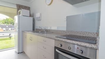 Standard Suite, 2 Bedrooms, Non Smoking, Shared Bathroom (Unit) | Private kitchen | Fridge, microwave, coffee/tea maker, electric kettle