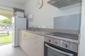Suite estándar, 2 habitaciones, no fumadores, baño compartido (Unit) | Cocina privada | Frigorífico, microondas, cafetera o tetera y hervidor eléctrico