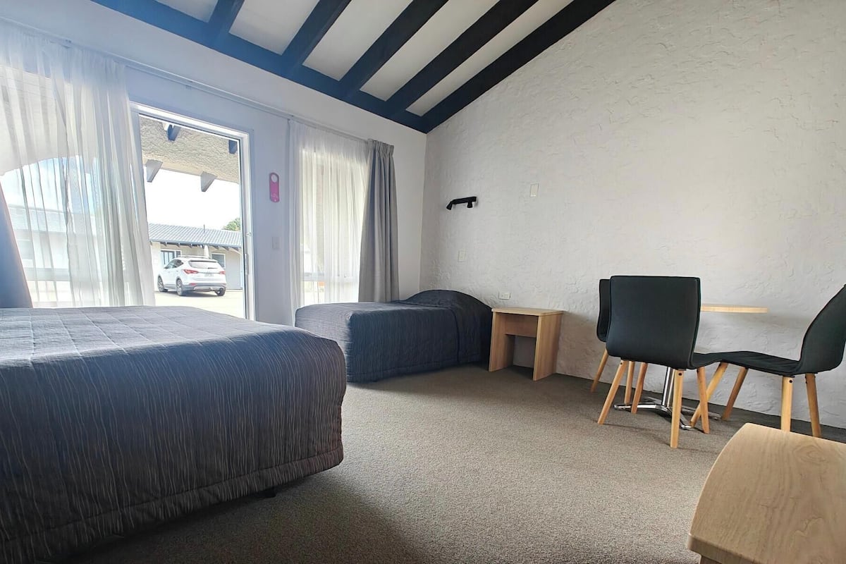 Standard Double or Twin Room, Non Smoking, Kitchenette (Studio kitchen) | Premium bedding, individually decorated, iron/ironing board, travel crib